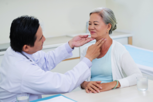 Hashimoto-Thyreoiditis: Ursache, Symptome, Therapie der entzündeten Schilddrüse
