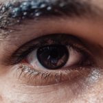 Wie Wimpern und Augenbrauen Ihre Augen schützen