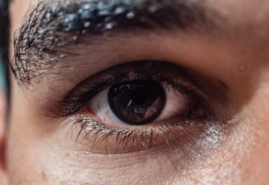 Wie Wimpern und Augenbrauen Ihre Augen schützen