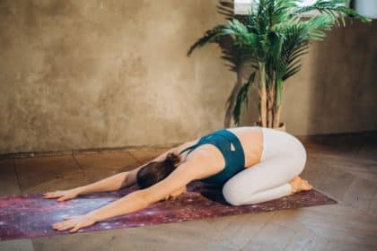 Was ist Restoratives Yoga? Vorteile, Posen und wie es geht