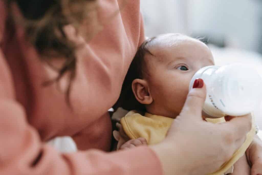 Nach der Geburt spielen einige Vitamine und Mineralstoffe eine wichtige Rolle für das Hormongleichgewicht, die Versorgung mit Muttermilch und ein gesundes Energieniveau.