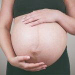 8 Tricks, um Ihr Baby dazu zu bringen, sich in der Gebärmutter zu bewegen