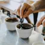 10 Anwendungen für Kaffeesatz, einschließlich eines Körperpeelings