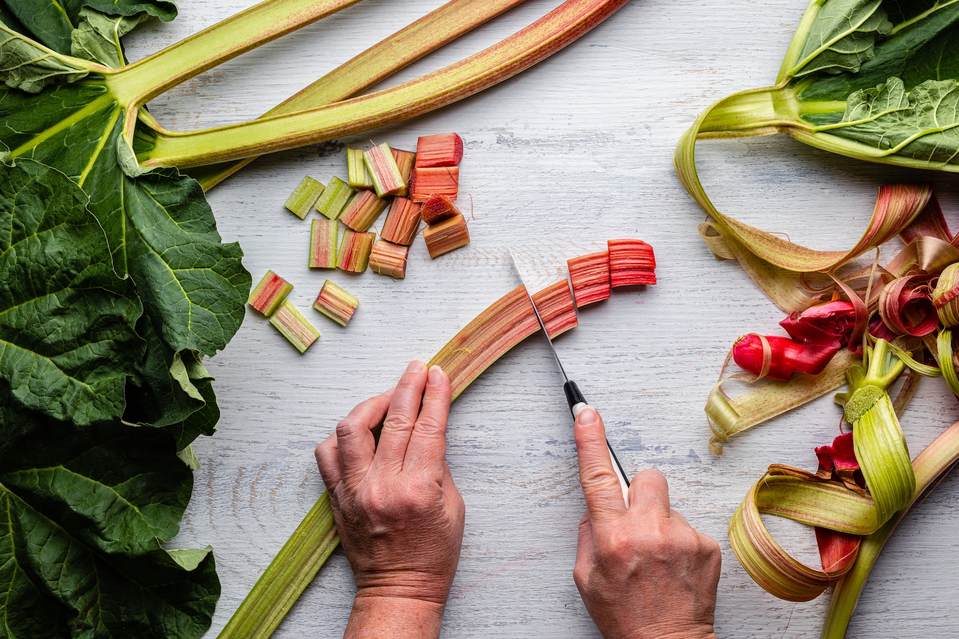 Rhabarber hat einen süßen, fruchtigen Geschmack und wird oft in fruchtigen Rezepten wie Pasteten verwendet