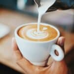 Polyphenole und Aminosäuren: Warum Kaffee mit Milch Entzündungen bekämpfen kann