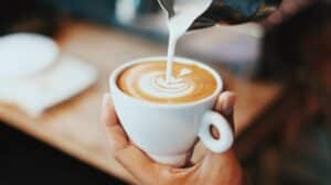 Polyphenole und Aminosäuren: Warum Kaffee mit Milch Entzündungen bekämpfen kann