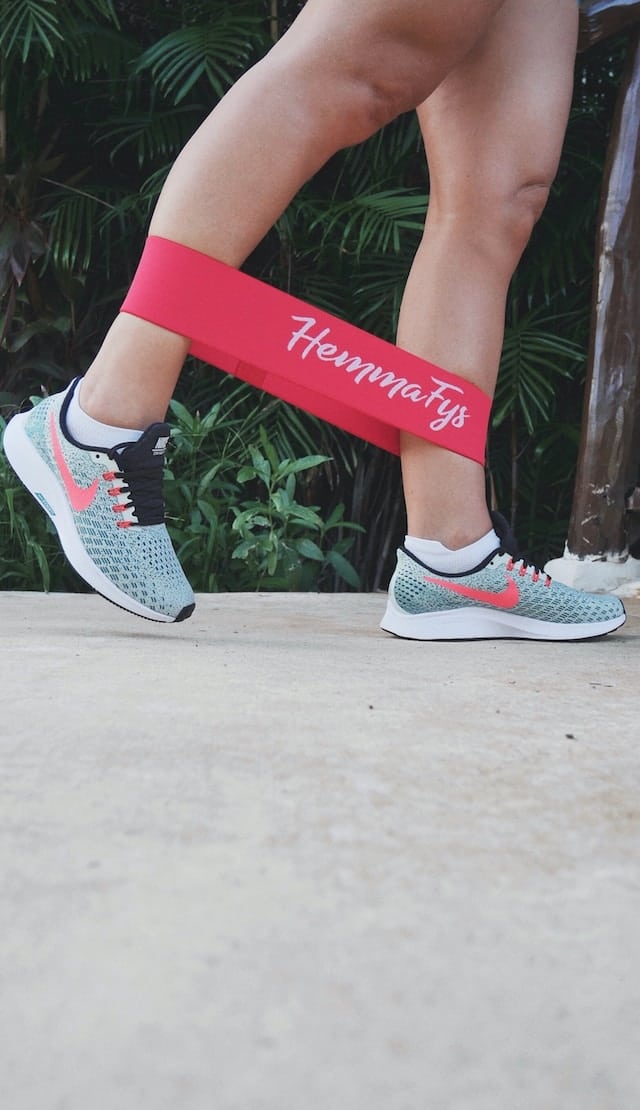 gabriel-alenius-rG3N_CXMeio-unsplash » Medizin - Fitness - Ernährung 5. Side-to-Side Walk mit Gummiband für innere Oberschenkel