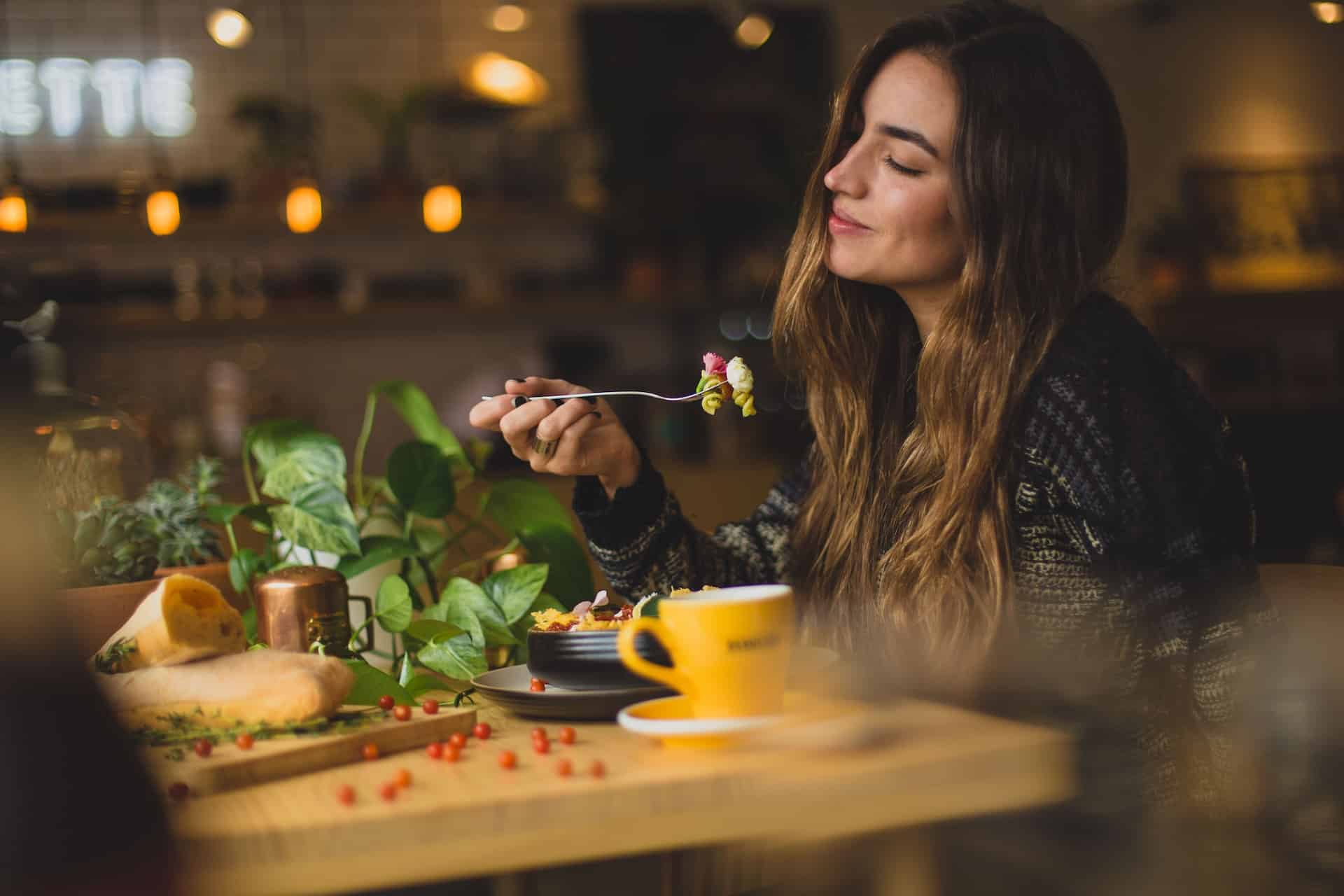 Wie (und warum) man achtsames Essen praktizieren sollte