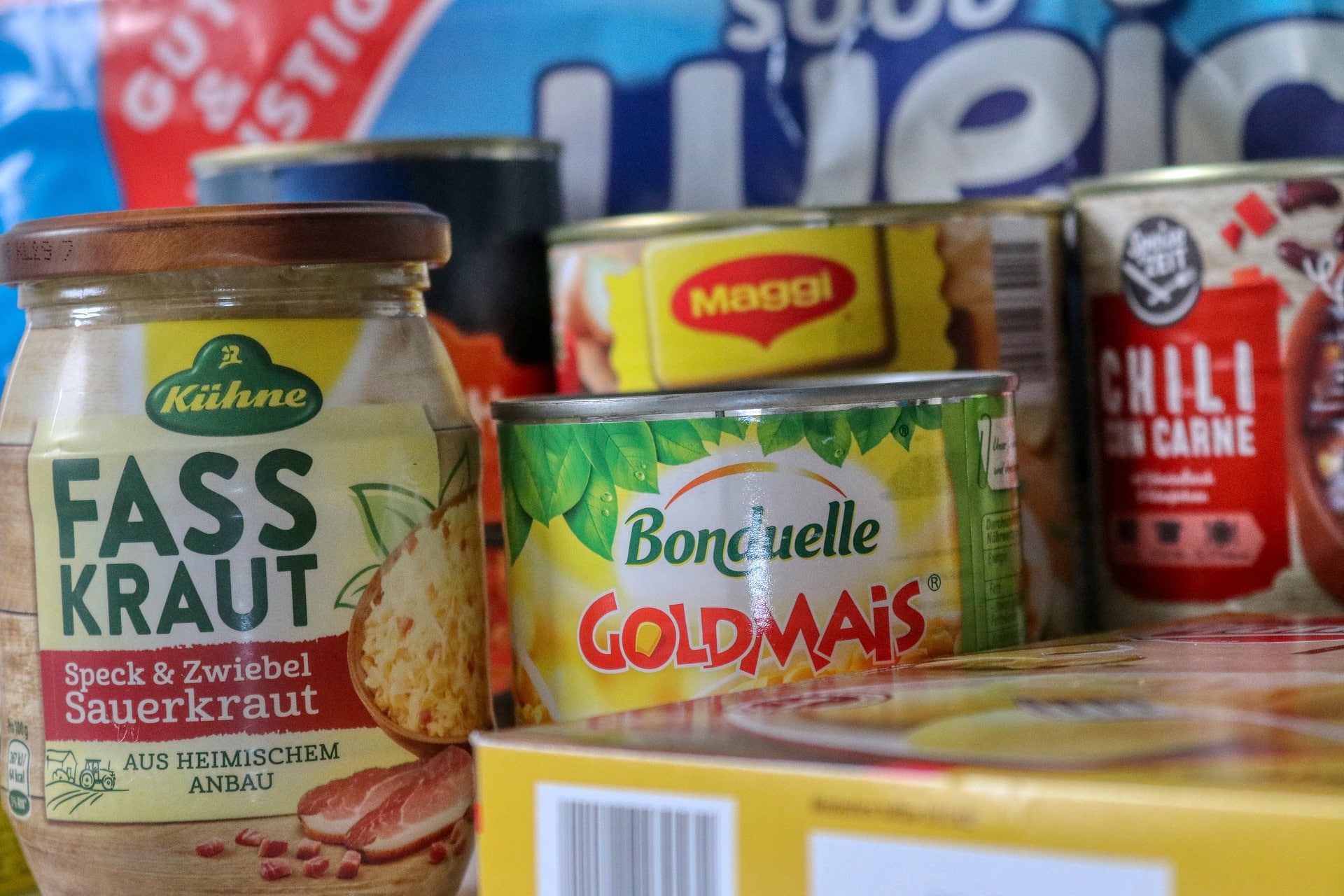 Beim Einmachen werden Lebensmittel (Obst und Gemüse) verarbeitet, um ihre Haltbarkeit zu verlängern.
