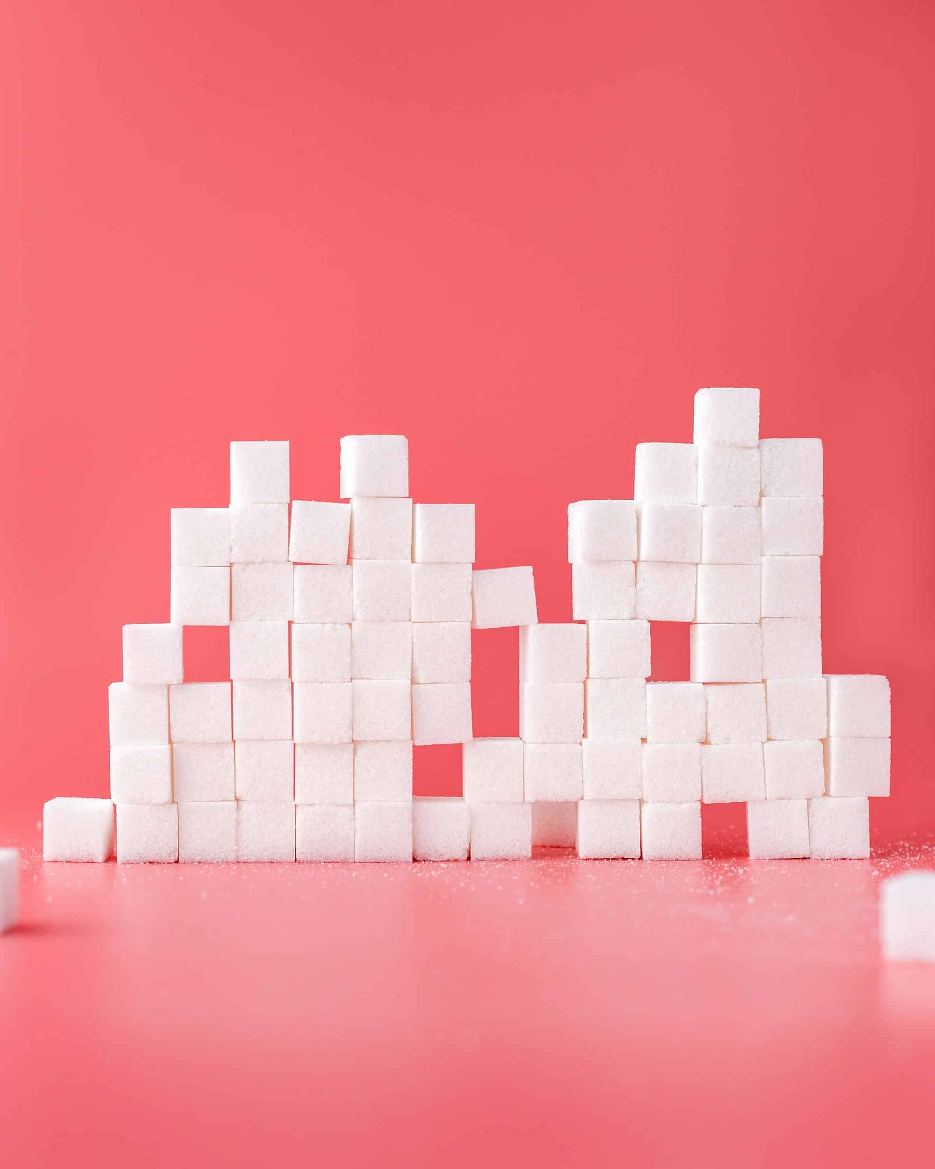 Laut den aktuellen Ernährungsrichtlinien für Amerikaner nimmt der durchschnittliche Amerikaner 270 Kalorien an zugesetztem Zucker zu sich – das sind 17 Teelöffel (TL) pro Tag.