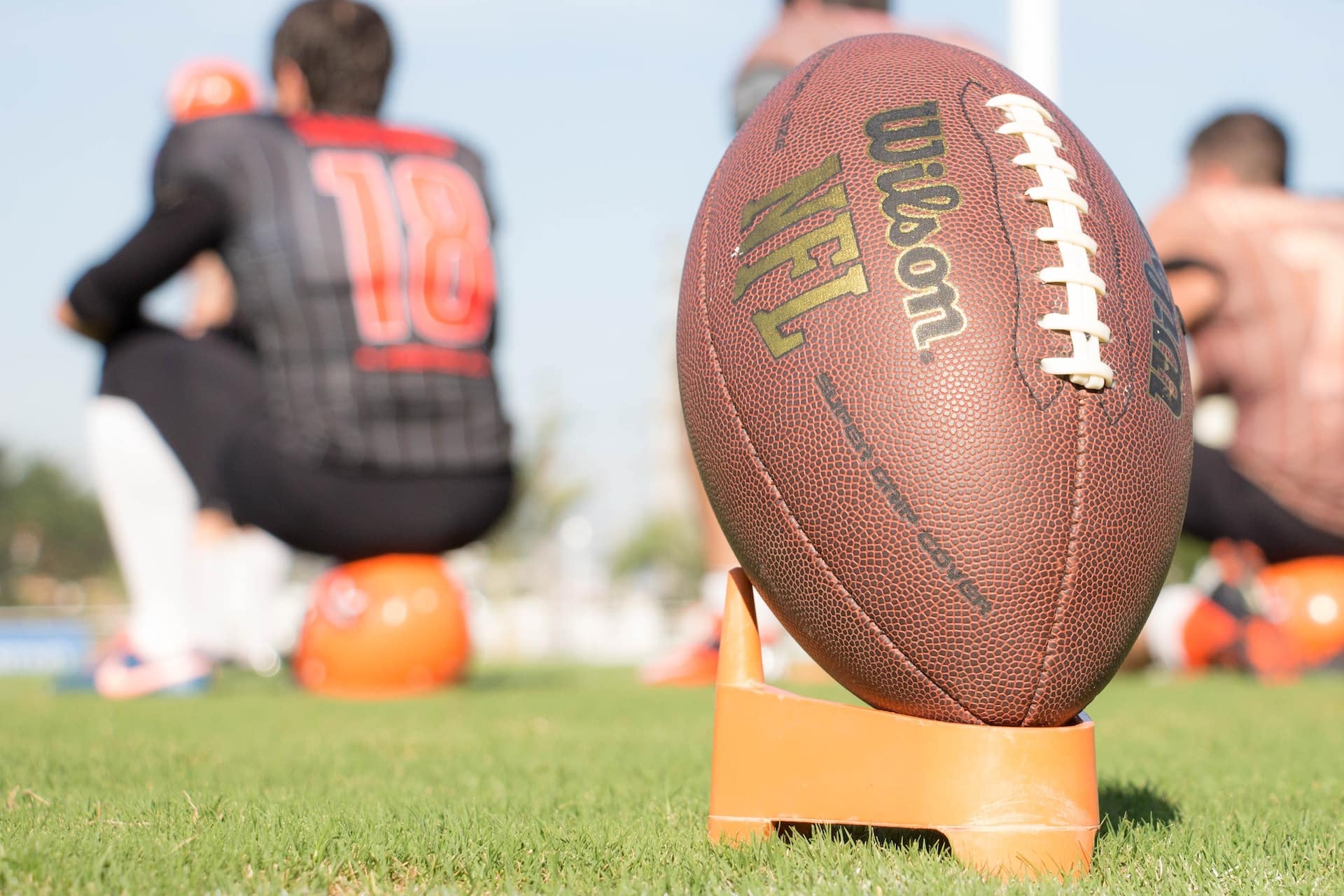 In Deutschland gibt es verschiedene Möglichkeiten, American Football zu spielen, sei es auf Freizeit- oder Wettkampfebene.