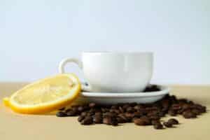 Kaffee mit Zitrone: Wirkung - Das steckt hinter dem Trend