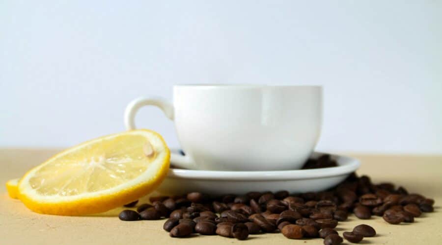 Kaffee mit Zitrone: Wirkung - Das steckt hinter dem Trend