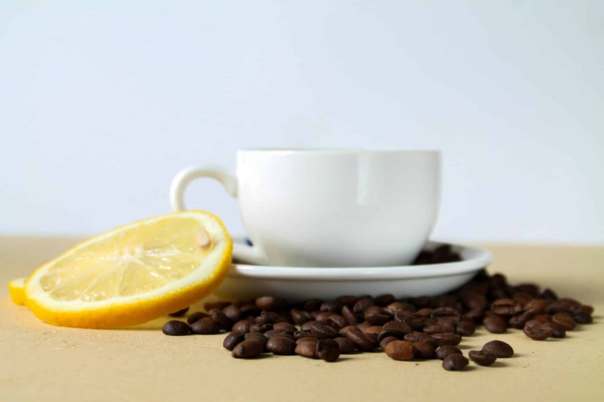 Kaffee mit Zitrone: Wirkung - Das steckt hinter dem Trend