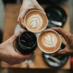 Koffein und Schlaf: Warum der Zeitpunkt entscheidend sein kann