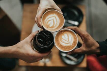 Koffein und Schlaf: Warum der Zeitpunkt entscheidend sein kann
